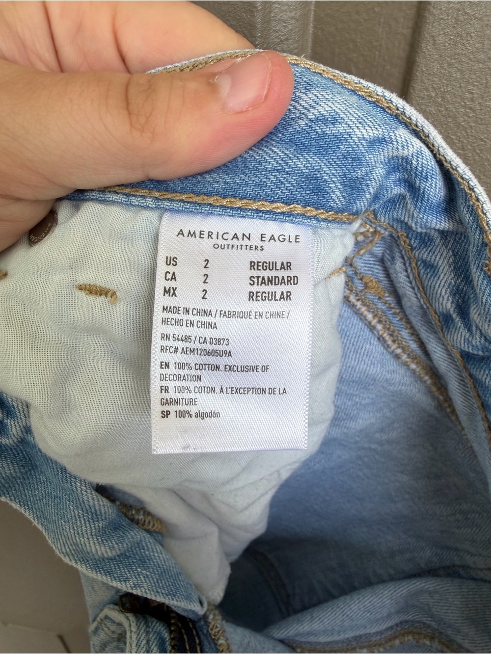 American Eagle Relaxed Mom Jeans Women's Size 2
Light Wash Distressed - Picture 4 of 4